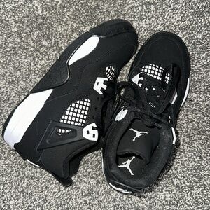 Oreo  Jordan 4. Kept in very good condition. Kids unisex, size 2Y.
